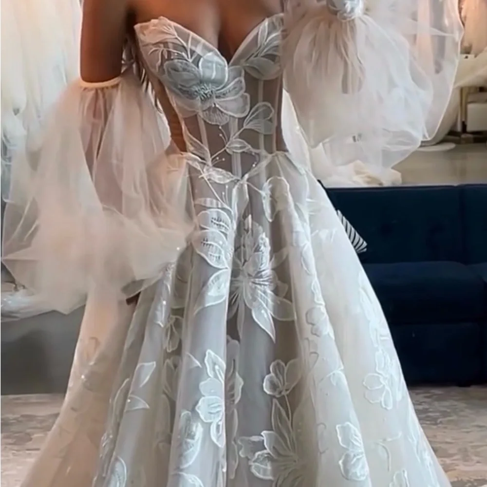 Brand new size 10 elegant beautiful wedding dress